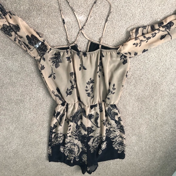 PRICE DROP‼️ SALE❗️Beige and black romper - Picture 2 of 3